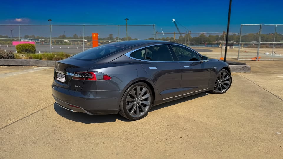2015 Tesla Model S 85 4.jpg